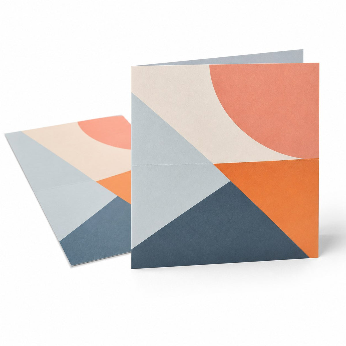 Faltblatt, gefalzt auf Quadrat 21,0 cm x 21,0 cm, horizontaler Mittelfalz, 4-seitig
