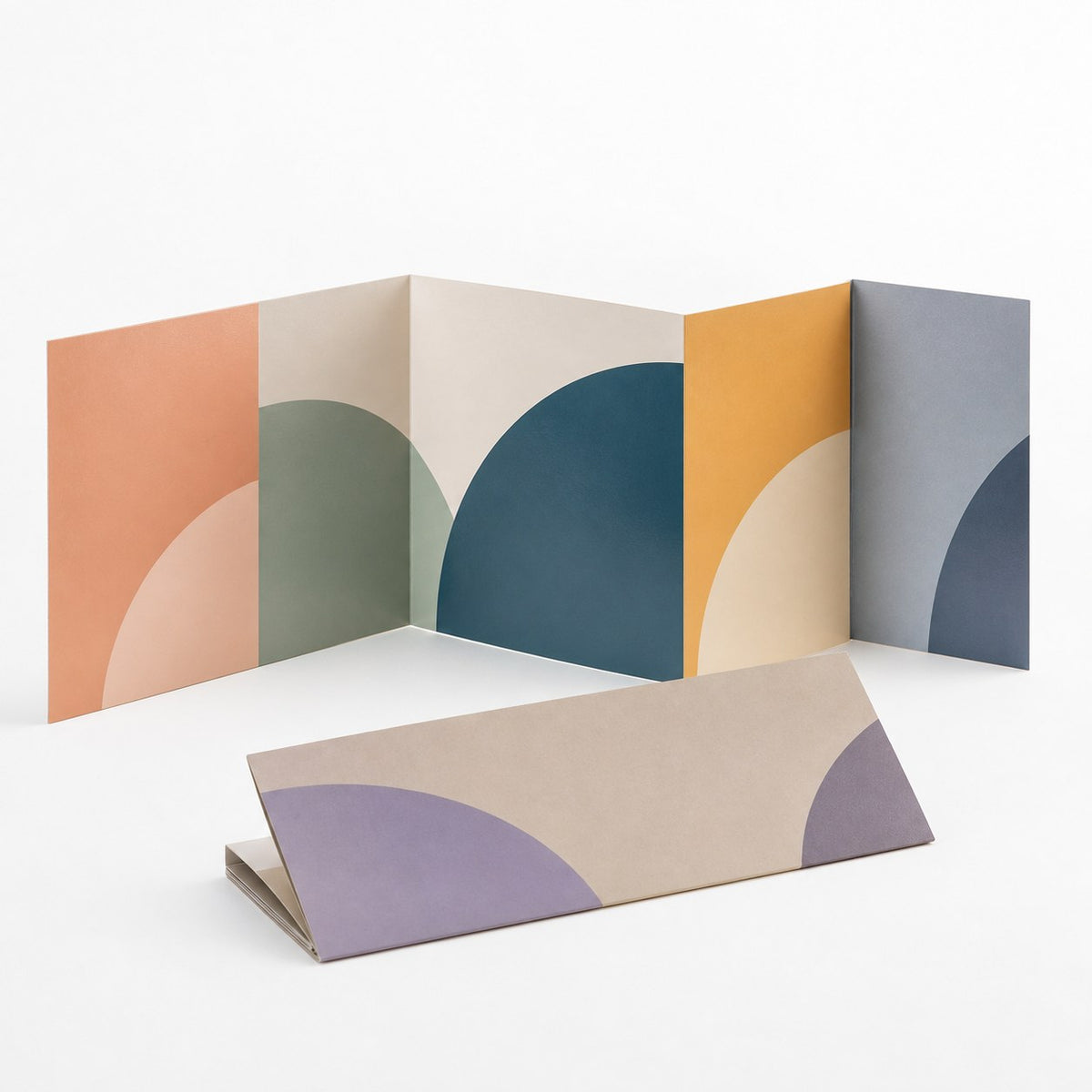 Faltblatt, gefalzt auf 29,7 cm x 14,0 cm, horizontaler Wickelfalz, 6-seitig
