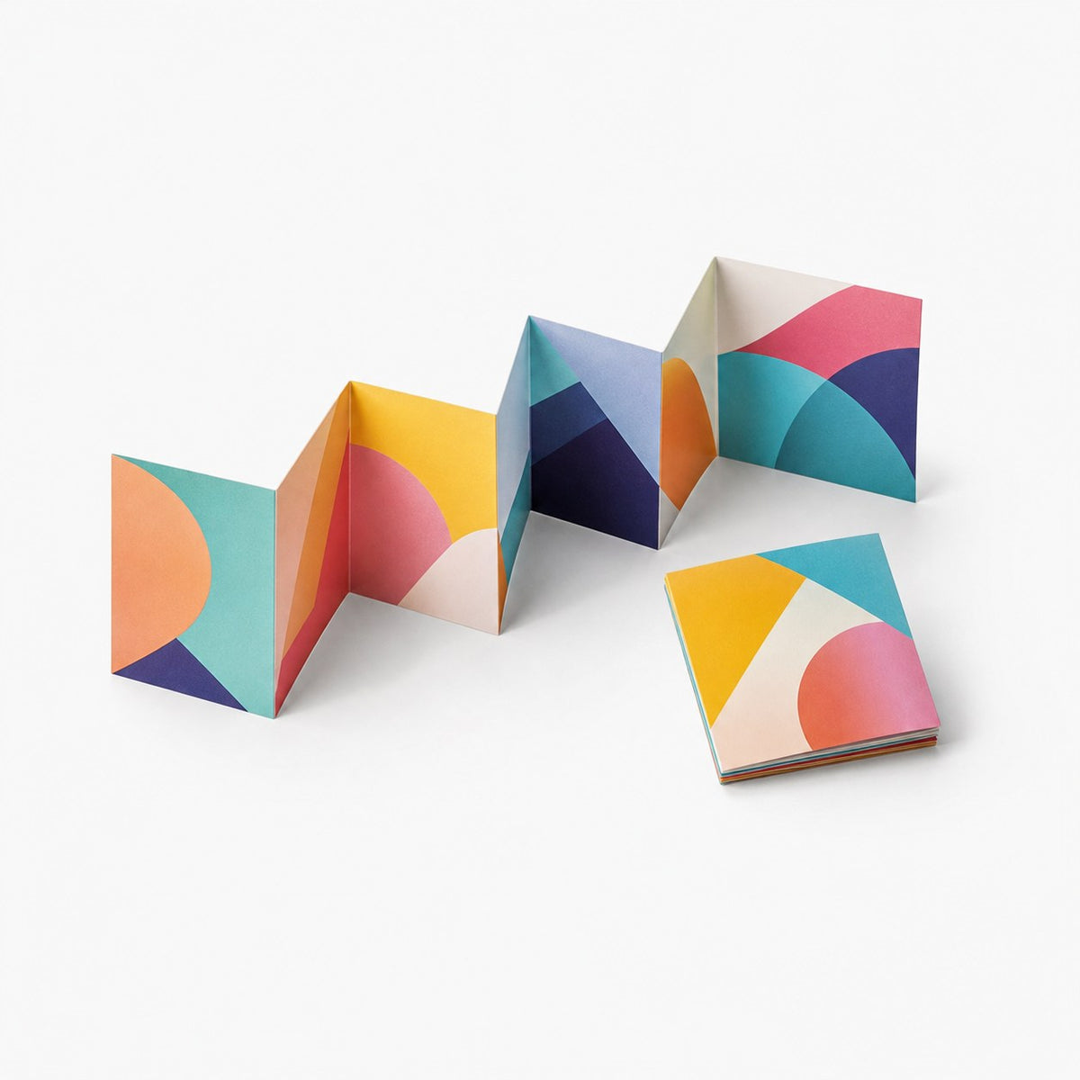 Faltblatt, gefalzt auf Quadrat 9,8 cm x 9,8 cm, vertikaler Zickzackfalz, 8-seitig