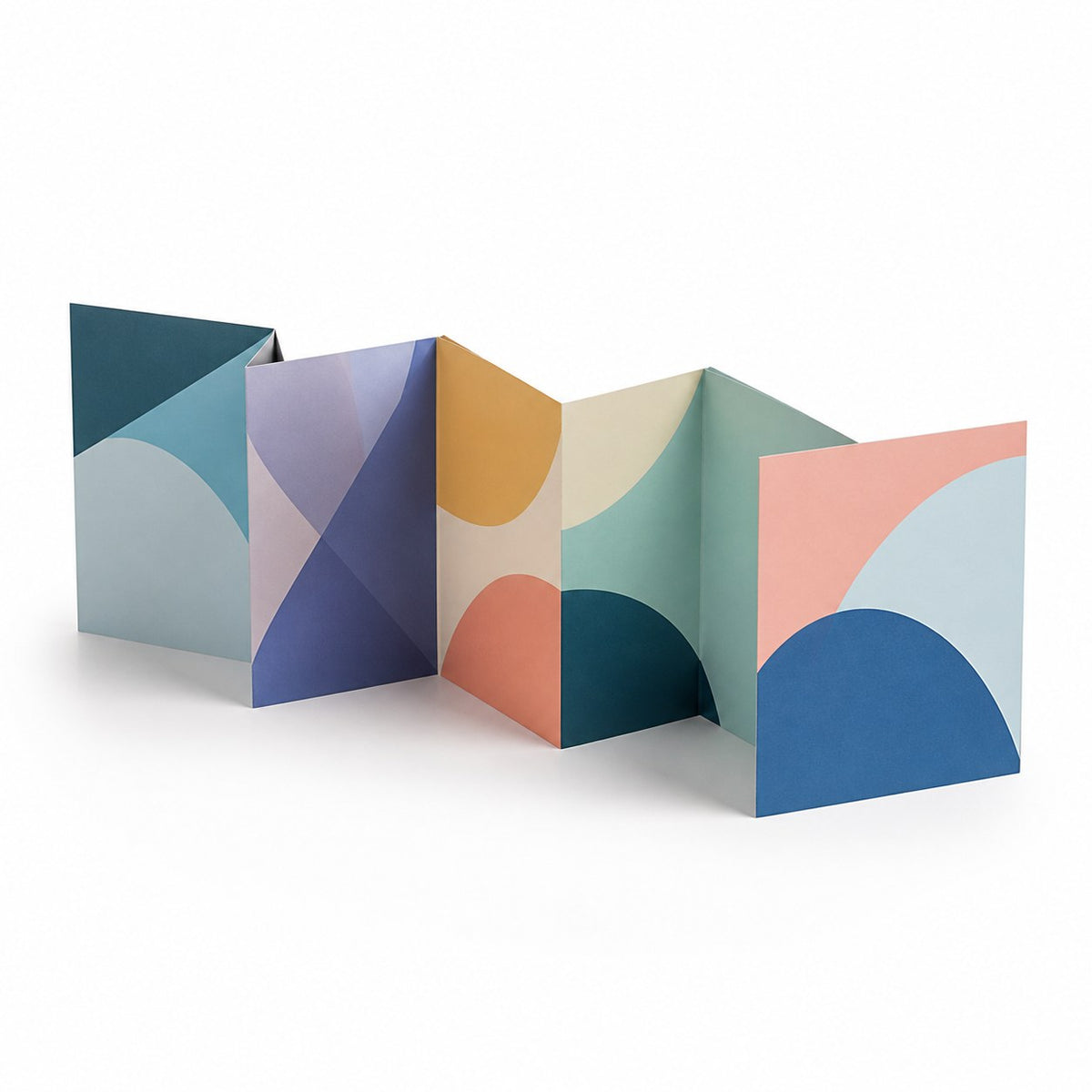 Faltblatt, gefalzt auf Quadrat 12,0 cm x 12,0 cm, horizontaler Zickzackfalz, 6-seitig