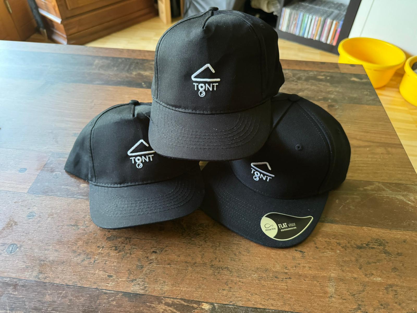 Logostickerei-Caps für TONT aus Appenzell