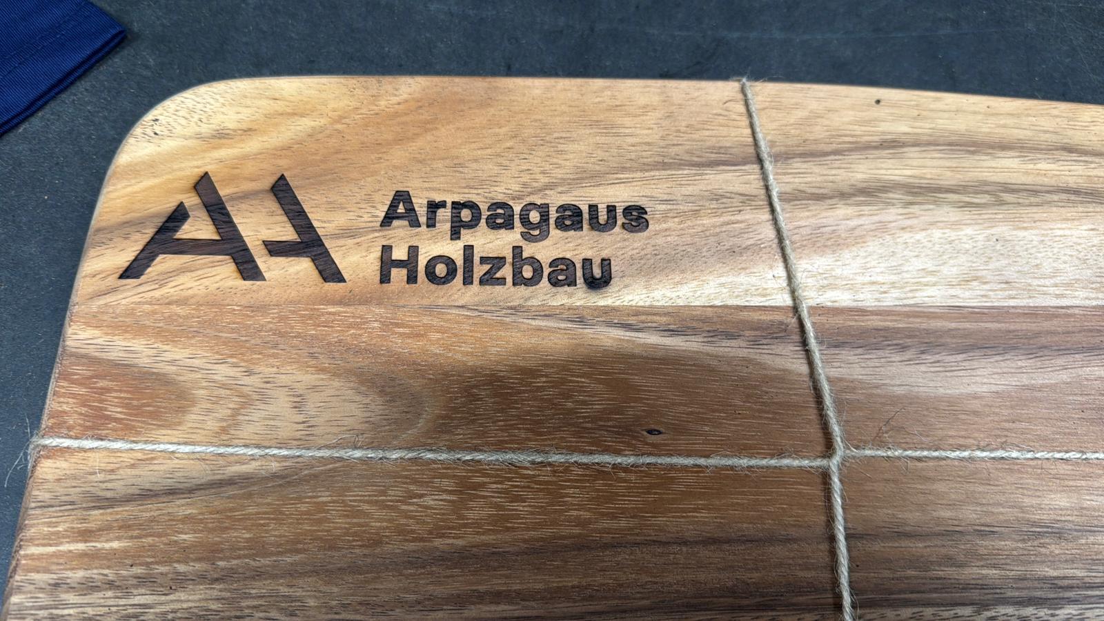 Gravierte Holzbrettli für ARPAGAUS Holzbau