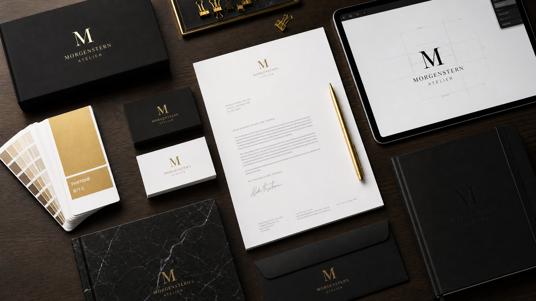 Corporate Identity Materialien: Visitenkarten, Briefpapier und Logo-Entwürfe auf einem eleganten Arbeitsplatz – WEiTSICHT Designagentur