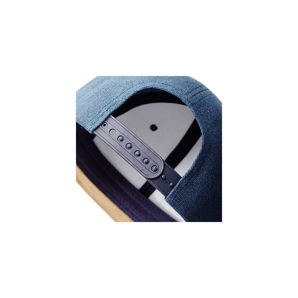 Suede Peak Snapback in Detail 3 - bedruckbar und bestickbar
