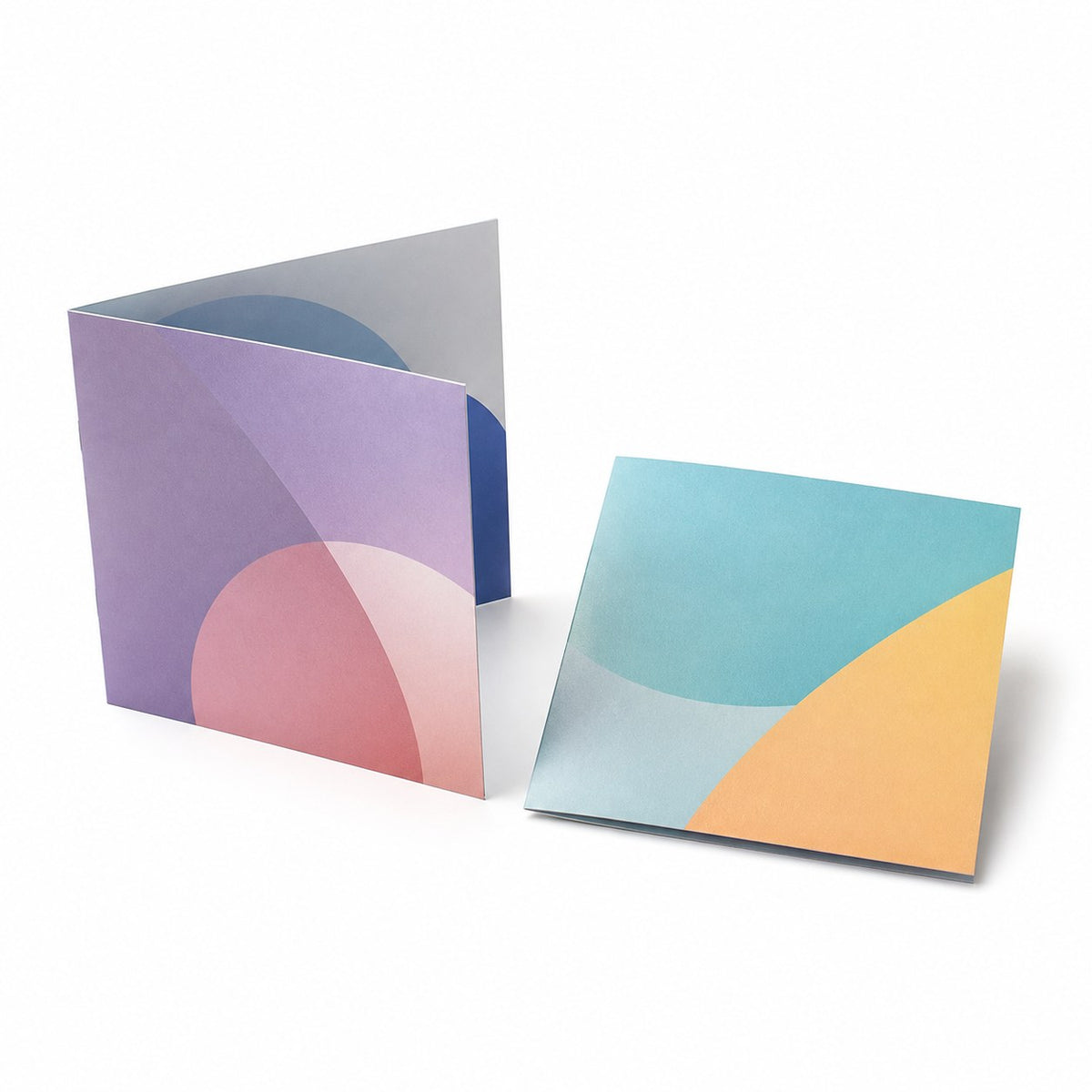 Faltblatt, gefalzt auf Quadrat 12,0 cm x 12,0 cm, vertikaler Mittelfalz, 4-seitig