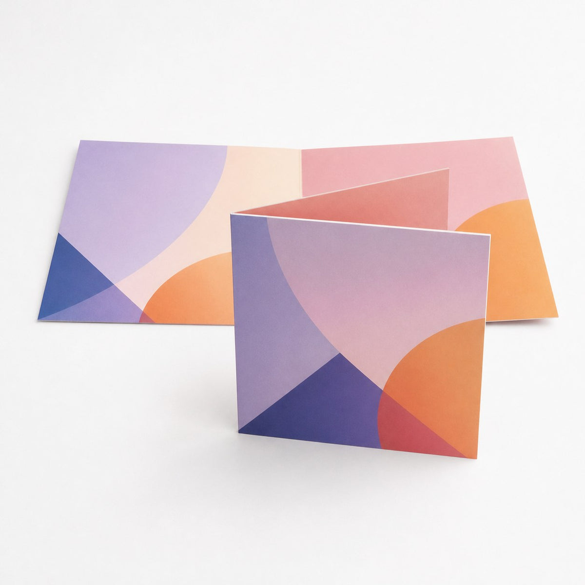 Faltblatt, gefalzt auf Quadrat 21,0 cm x 21,0 cm, vertikaler Mittelfalz, 4-seitig