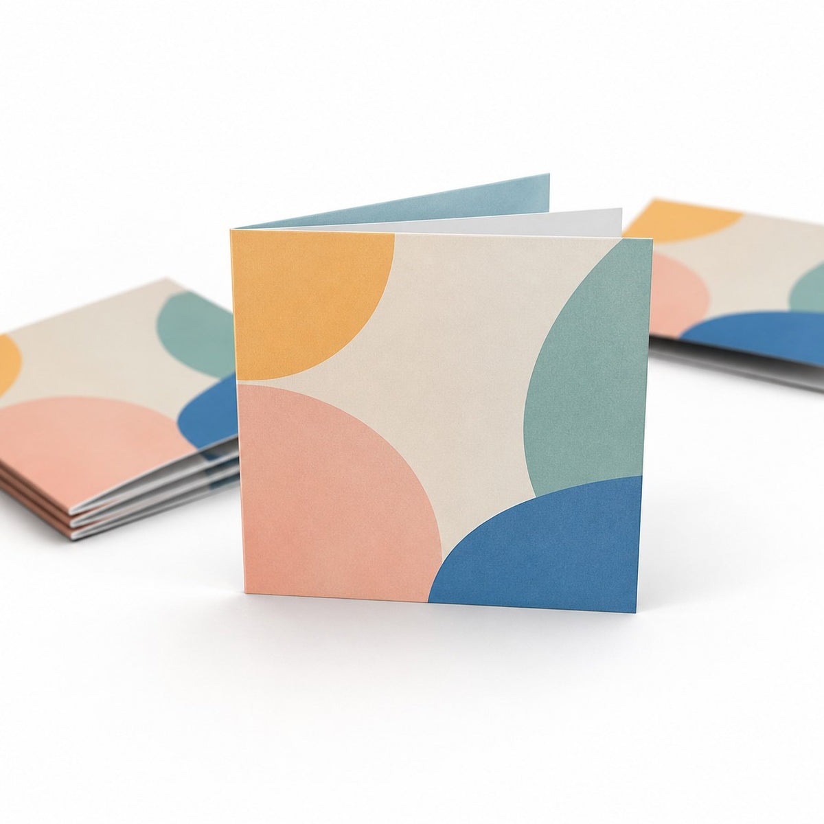 Faltblatt, gefalzt auf Quadrat 9,8 cm x 9,8 cm, horizontaler Mittelfalz, 4-seitig