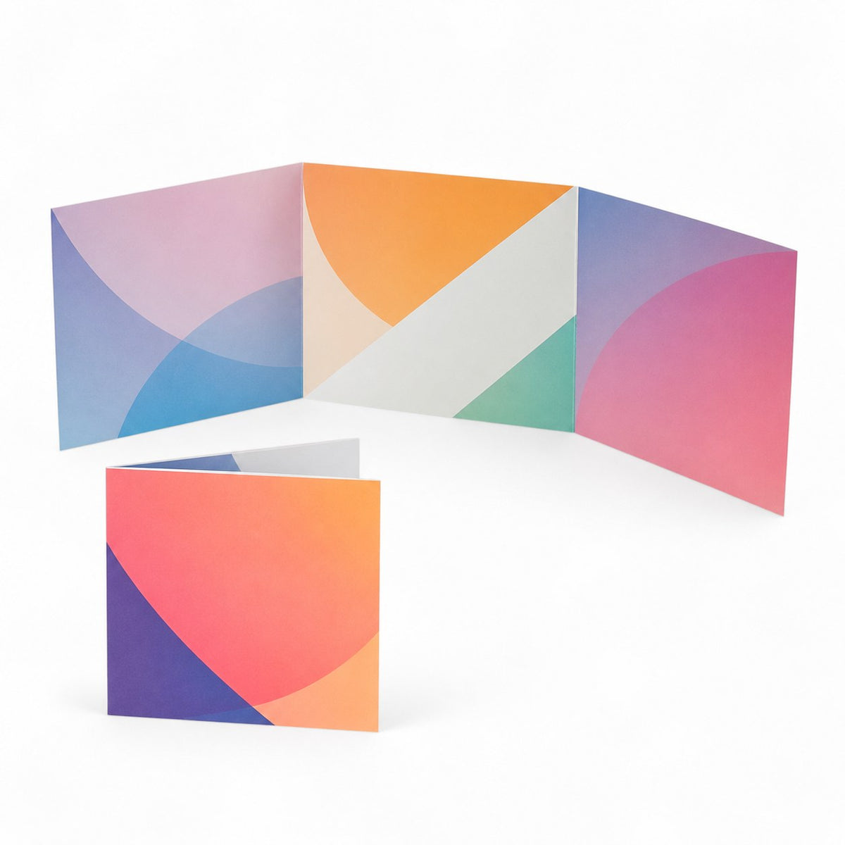 Faltblatt, gefalzt auf Quadrat 9,8 cm x 9,8 cm, vertikaler Wickelfalz, 6-seitig