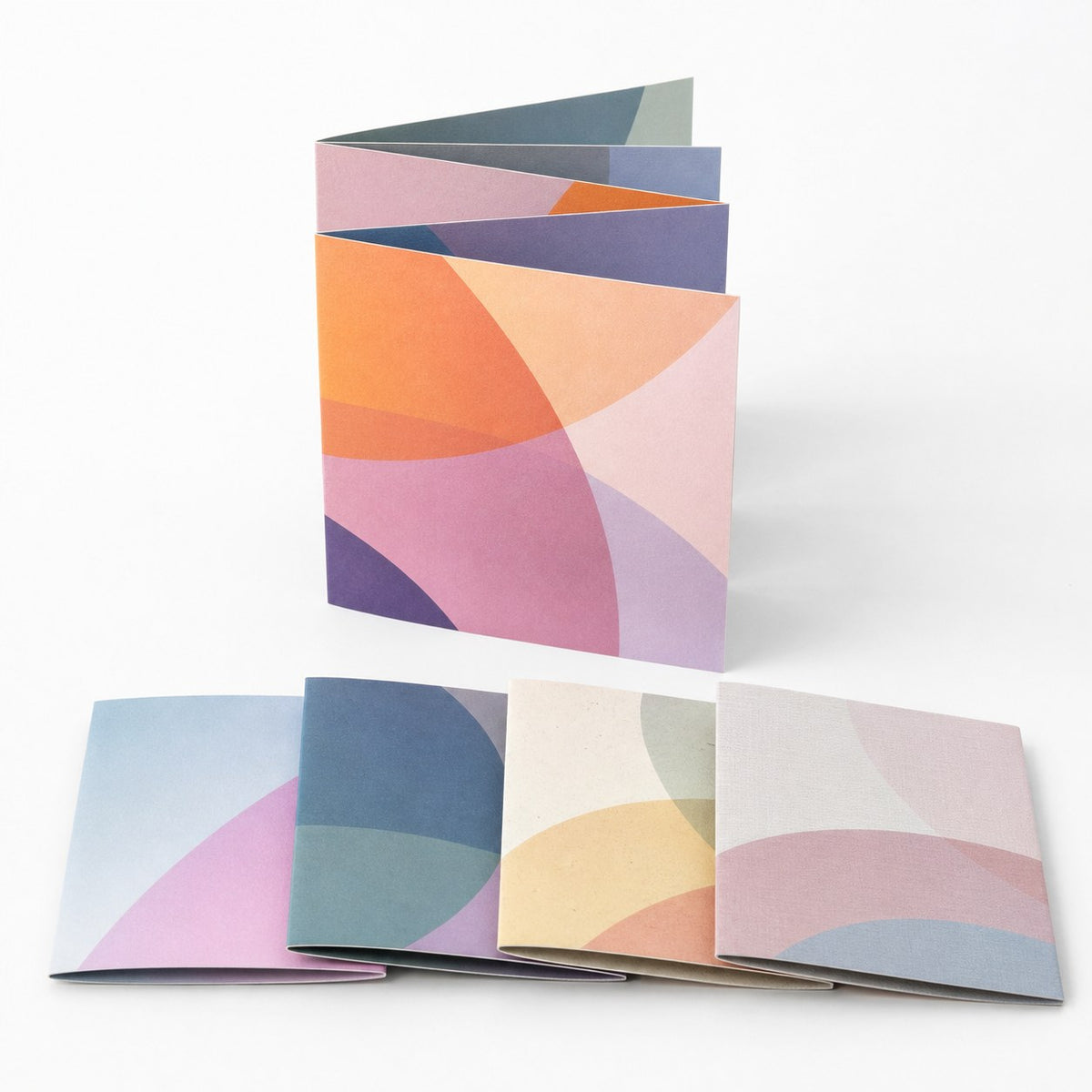 Faltblatt, gefalzt auf Quadrat 10,5 cm x 10,5 cm, horizontaler Wickelfalz, 8-seitig