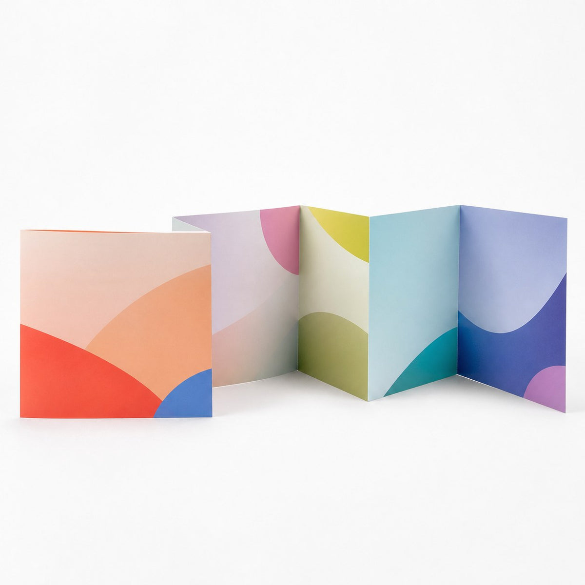 Faltblatt, gefalzt auf Quadrat 14,8 cm x 14,8 cm, horizontaler Wickelfalz, 6-seitig