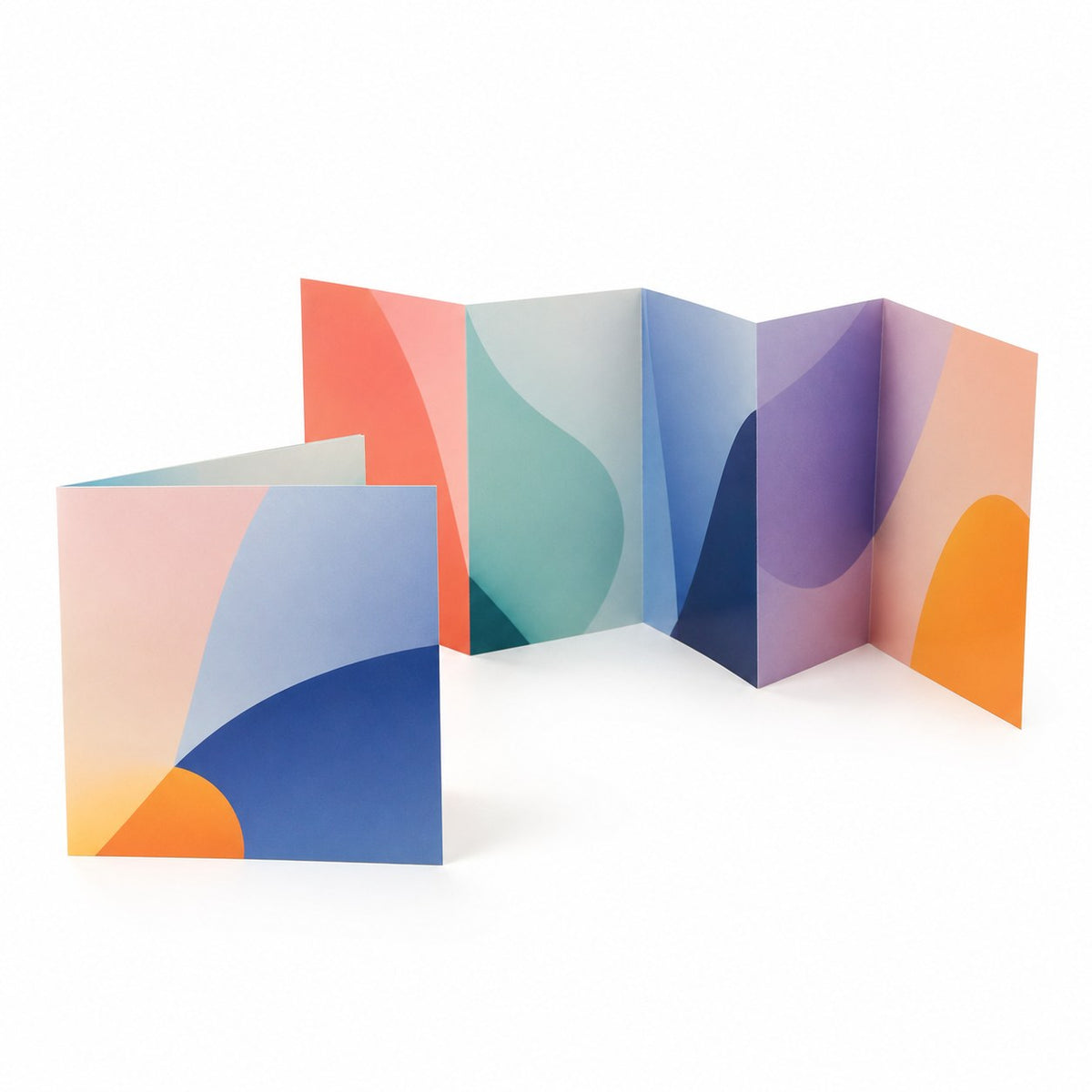Faltblatt, gefalzt auf Quadrat 21,0 cm x 21,0 cm, horizontaler Wickelfalz, 6-seitig