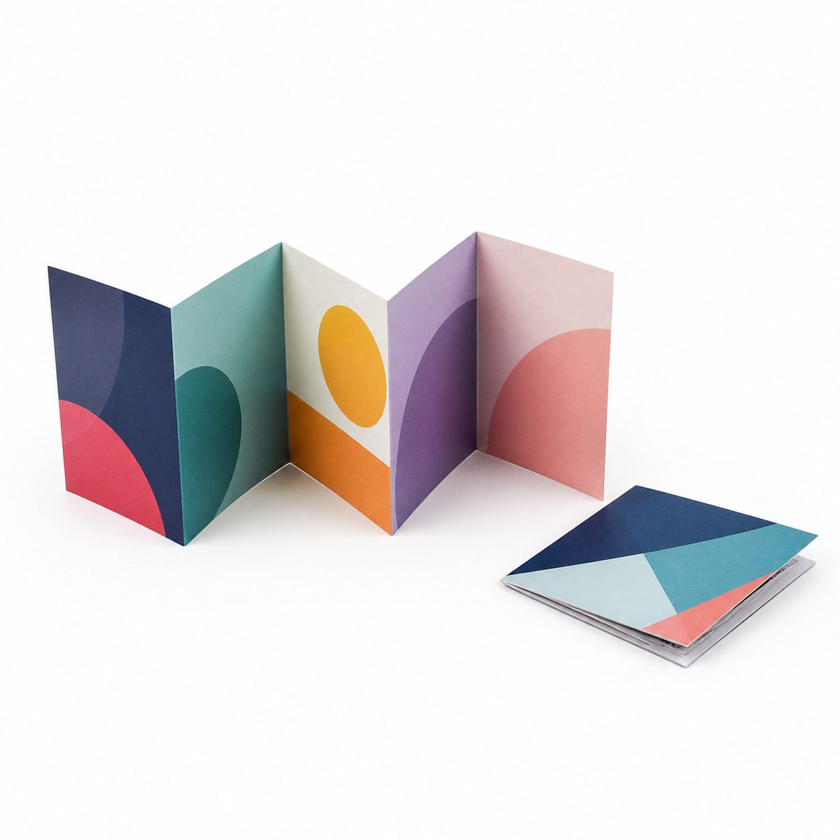 Faltblatt, gefalzt auf Quadrat 9,8 cm x 9,8 cm, vertikaler Zickzackfalz, 6-seitig