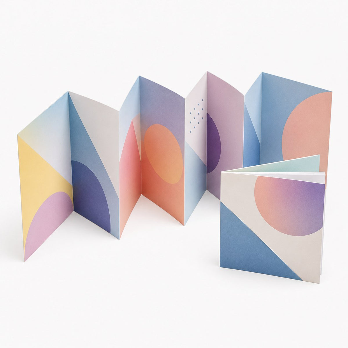 Faltblatt, gefalzt auf Quadrat 10,5 cm x 10,5 cm, vertikaler Zickzackfalz, 8-seitig