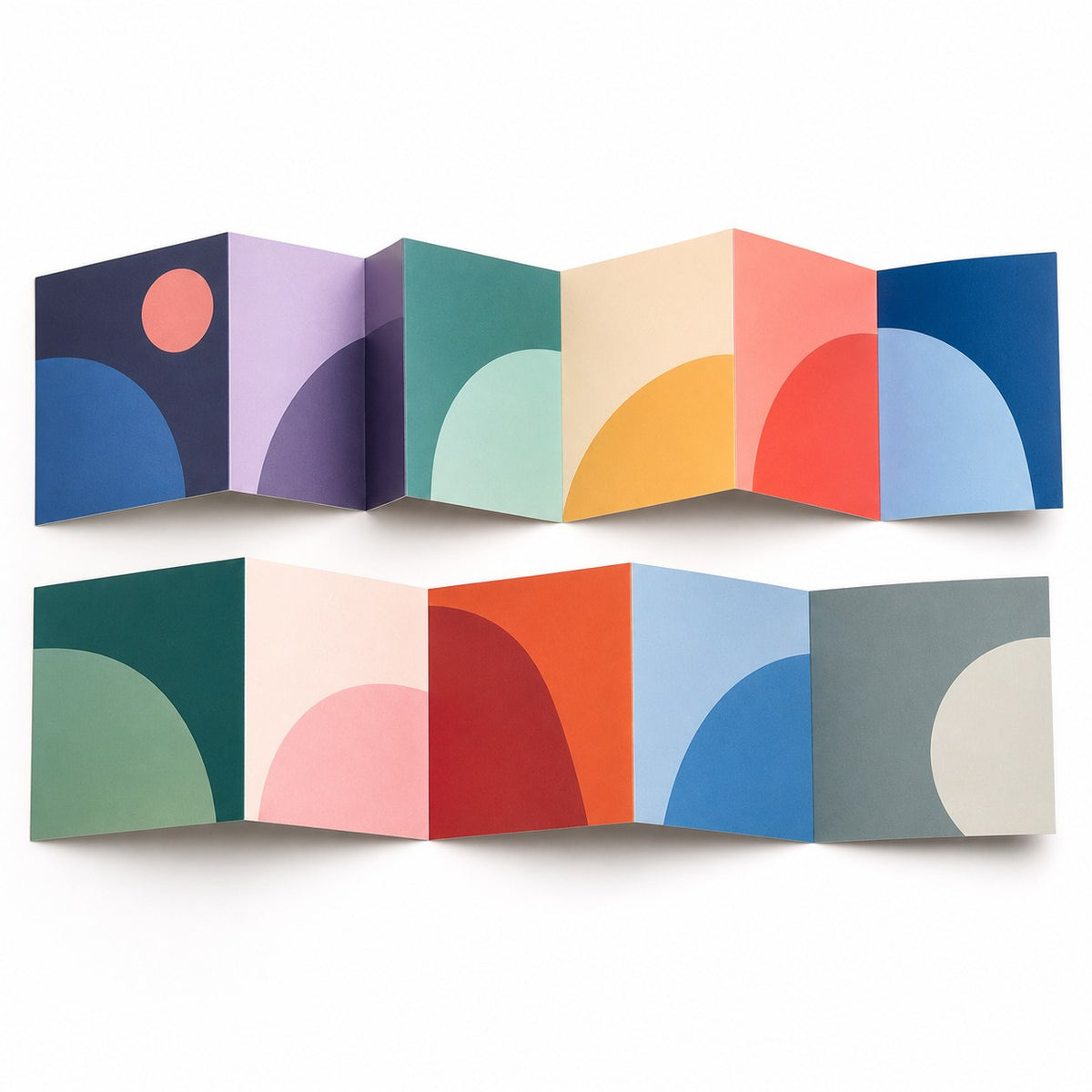 Faltblatt, gefalzt auf Quadrat 10,5 cm x 10,5 cm, vertikaler Zickzackfalz, 10-seitig