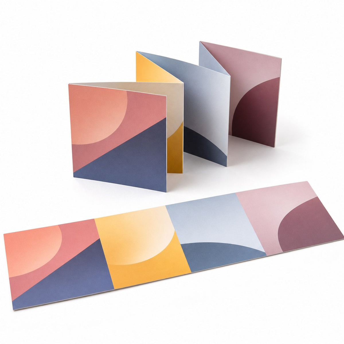 Faltblatt, gefalzt auf Quadrat 9,8 cm x 9,8 cm, horizontaler Zickzackfalz, 6-seitig