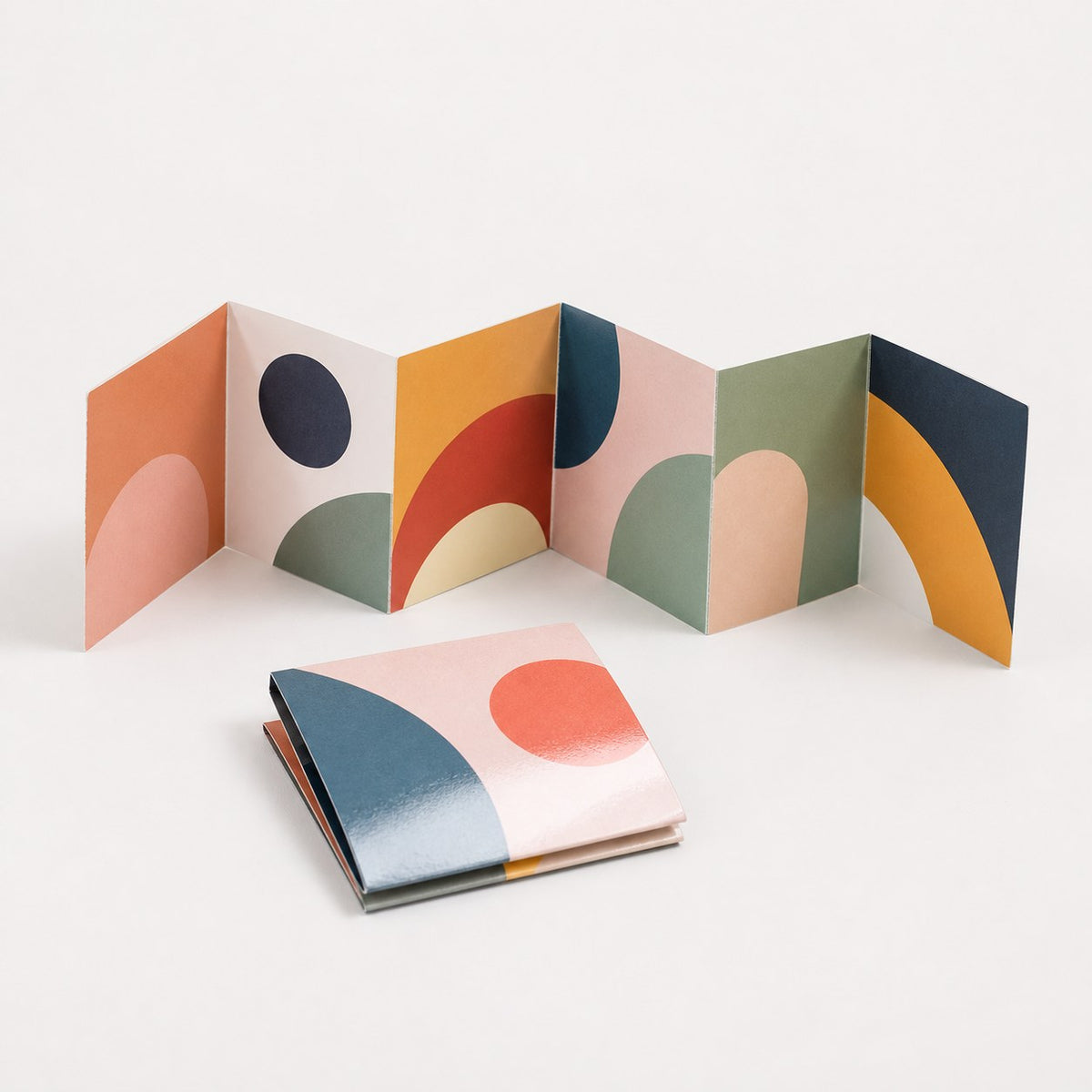 Faltblatt, gefalzt auf Quadrat 10,0 cm x 10,0 cm, horizontaler Zickzackfalz, 6-seitig