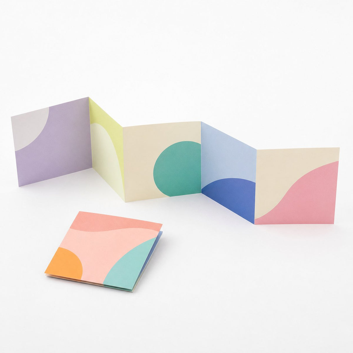 Faltblatt, gefalzt auf Quadrat 12,0 cm x 12,0 cm, horizontaler Zickzackfalz, 8-seitig