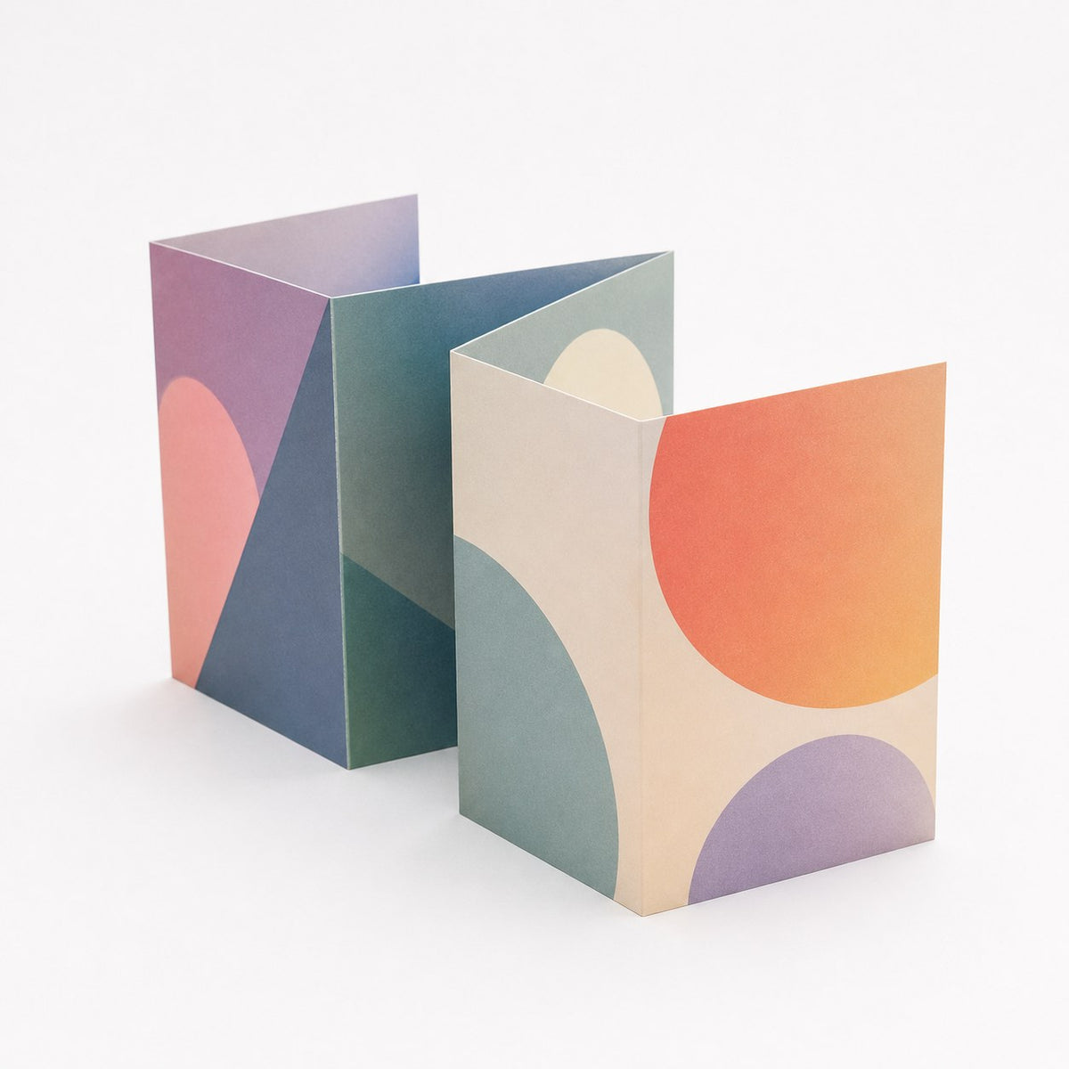 Faltblatt, gefalzt auf Quadrat 14,8 cm x 14,8 cm, horizontaler Zickzackfalz, 6-seitig