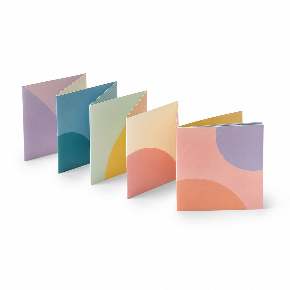 Faltblatt, gefalzt auf Quadrat 14,8 cm x 14,8 cm, horizontaler Zickzackfalz, 8-seitig