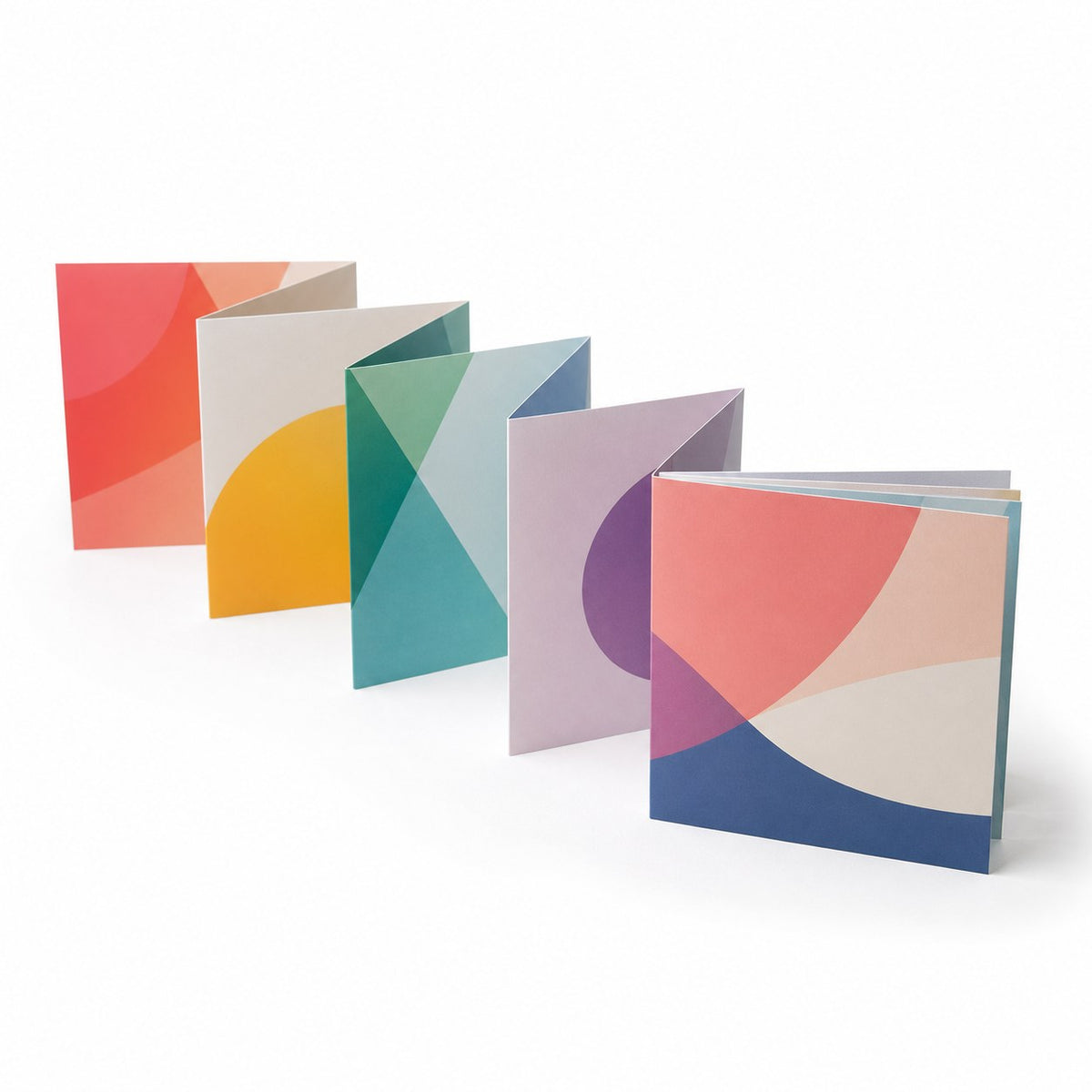 Faltblatt, gefalzt auf Quadrat 21,0 cm x 21,0 cm, horizontaler Zickzackfalz, 8-seitig