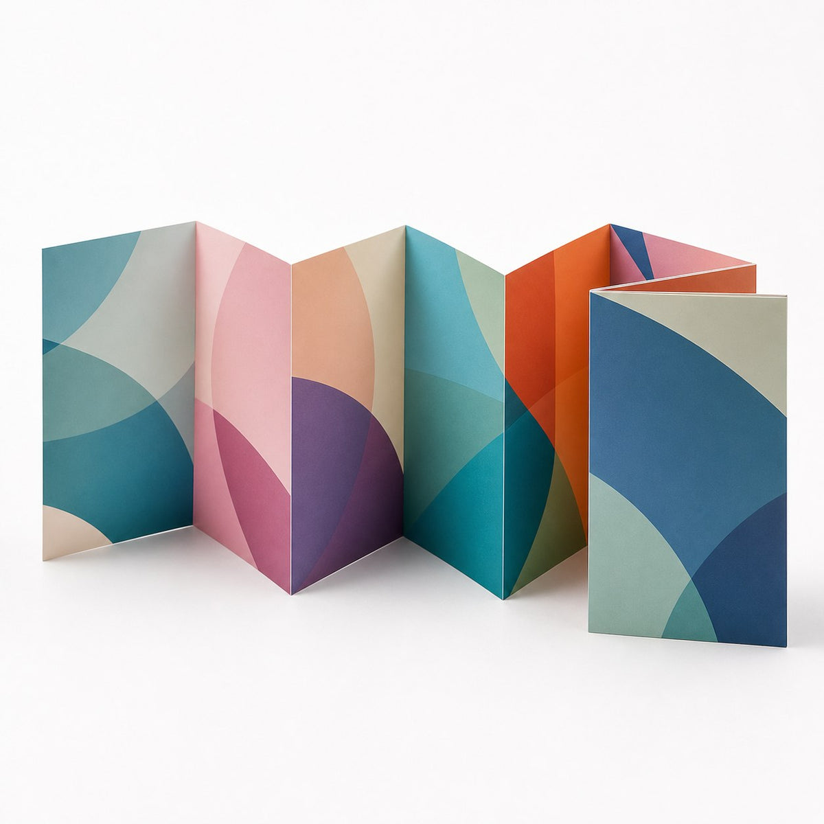 Faltblatt, gefalzt auf 12,0 cm x 18,0 cm, vertikaler Zickzackfalz, 8-seitig