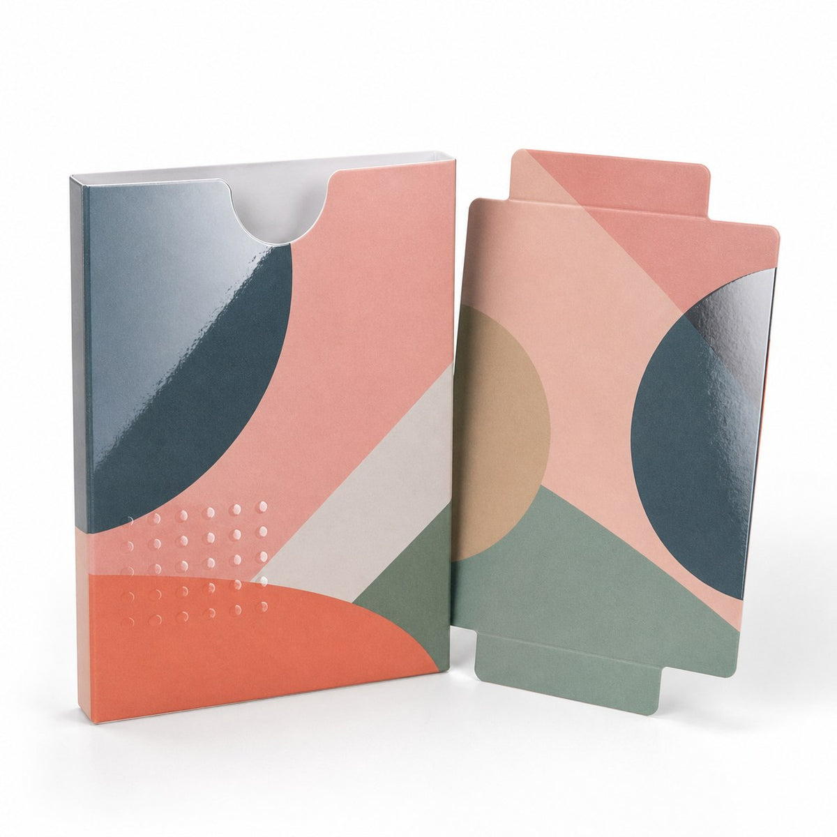 Kartenhülle 6,5 x 9,5 cm, 2-teilig mit 2 Laschen, 4/4 farbig, mit Softfeel-Folie und partieller UV-Lack-Veredelung