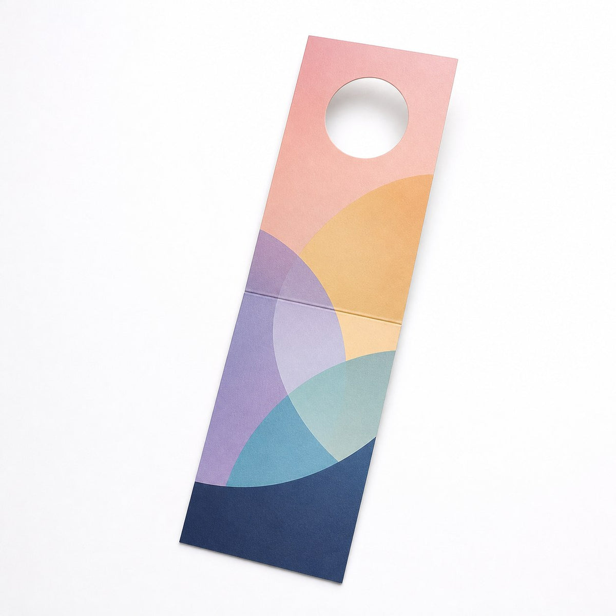 Flaschenanhänger 49 x 260 mm mit Falz, einseitig bedruckt, mit beidseitiger Folienkaschierung matt